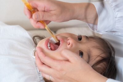 【歯科医師監修】子どもの仕上げ磨きのやり方決定版！嫌がる子も笑顔になる年齢別のコツのアイキャッチ画像