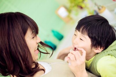 親子で始めるファミリー矯正のメリットを徹底解説！費用、期間とは？のアイキャッチ画像