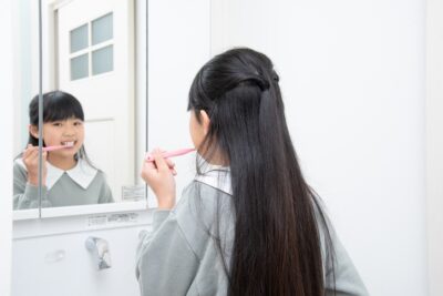 子ども用歯ブラシの選び方！小学生・中学生の虫歯を防ぐおすすめ10選と大人用への移行時期のアイキャッチ画像