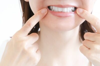 【歯科医師監修】歯の「透明感のある白」は作れる!不自然な白さを避けて理想の笑顔を手に入れる方法のアイキャッチ画像