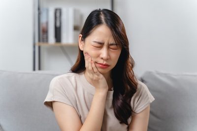 ホワイトニング後の知覚過敏が辛い!今すぐできる対処法と痛みが続く期間のアイキャッチ画像
