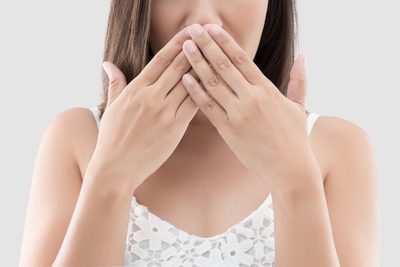 詰め物が取れたら放置は危険？期間別リスクと「すぐ行けない」ときの正しい応急処置のアイキャッチ画像