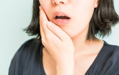 抜歯後の痛みが日に日に増強…耐えられない激痛の原因とすぐできる対処法のアイキャッチ画像